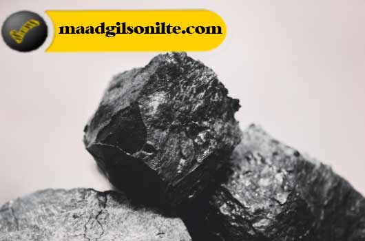 تصویرا از چند قطعه قیر طبیعی از معدن ماد با رنگ سیاه