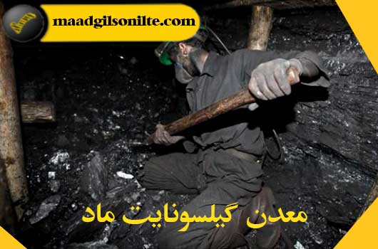 یک کارگر معدن در حال استخراج 